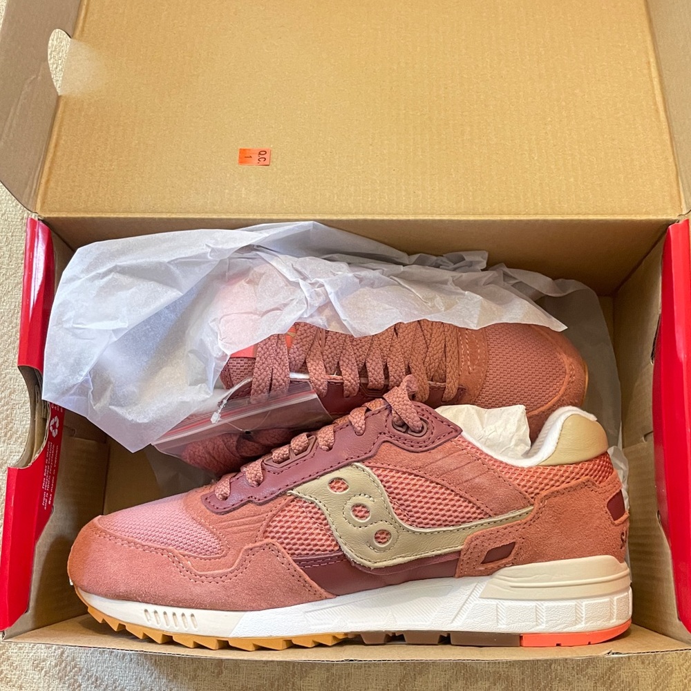 Saucony Shadow 5000 women’s tennis shoe size 8